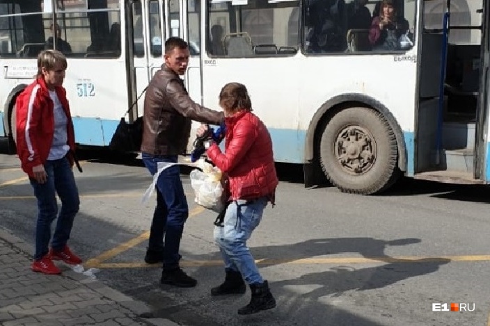 Задержать дикого пассажира на месте не удалось, он вырвался и сбежал Задержать дикого пассажира на месте не удалось, он вырвался и сбежал