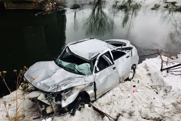 Автомобиль после падения получил серьёзные повреждения, но водителя спас Автомобиль после падения получил серьёзные повреждения, но водителя спас