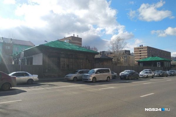 Зимой крыши домов затянули зеленой сеткой Зимой крыши домов затянули зеленой сеткой 