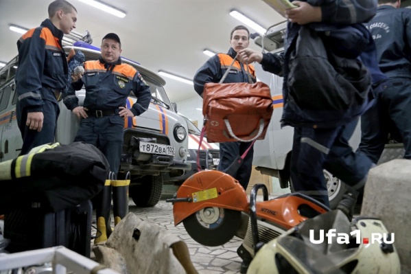 Спасателям пришлось доставать из оврага троих Спасателям пришлось доставать из оврага троих