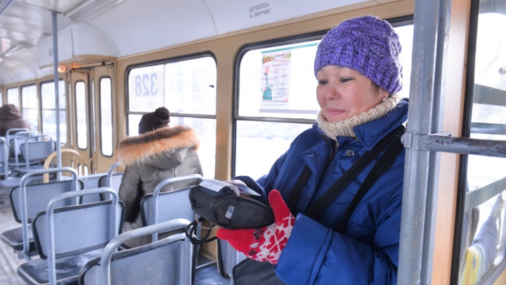 В трамваях и троллейбусах Екатеринбурга с 9 апреля начнут принимать банковские карты