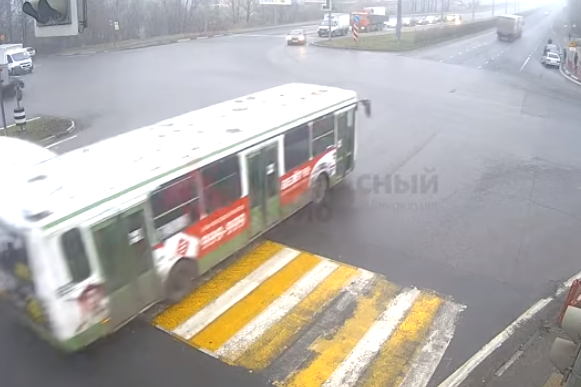 Легковушка врезалась в автобус Легковушка врезалась в автобус