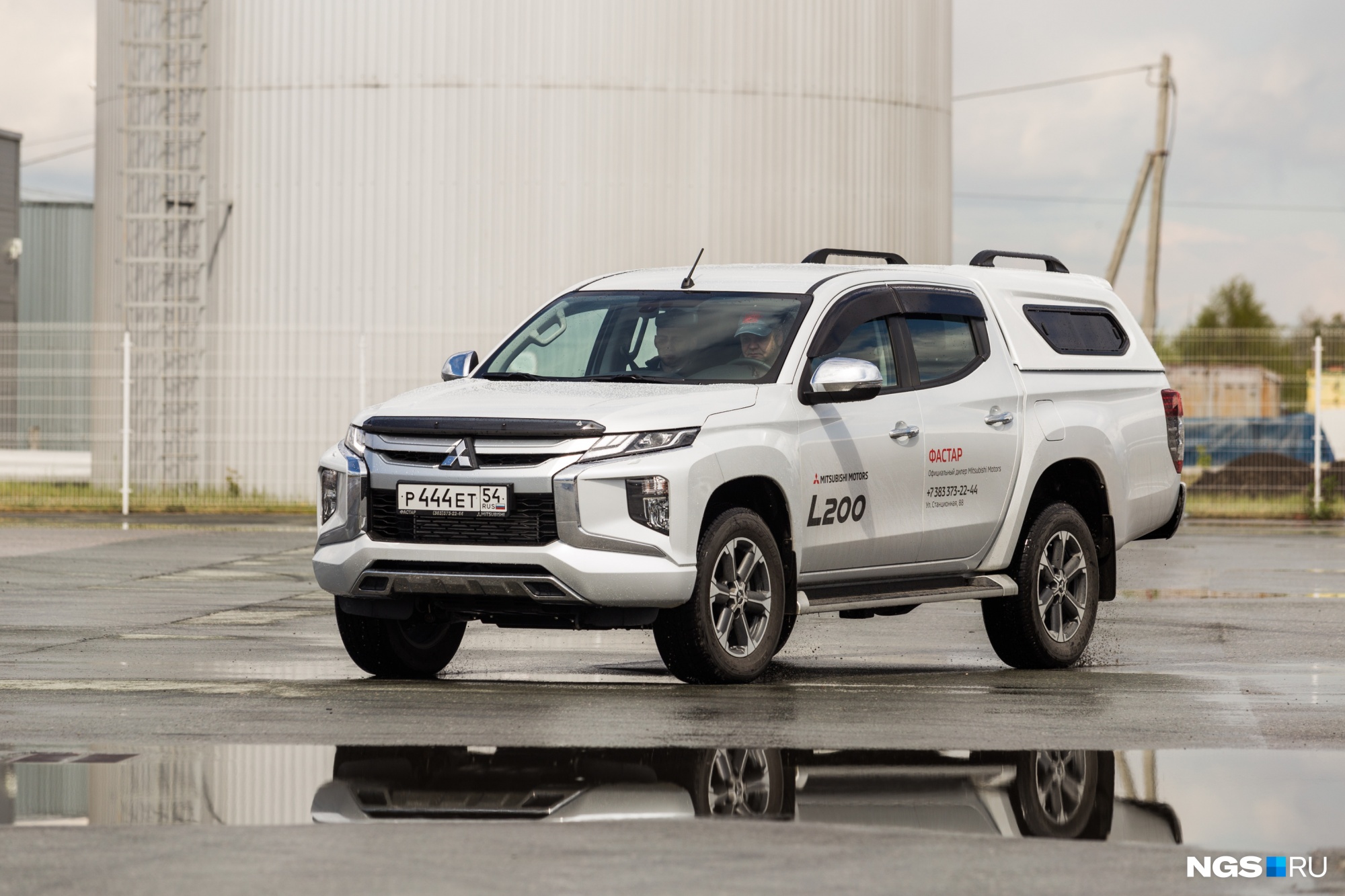 Обновленный Mitsubishi L200 смахивает на полноценный внедорожник, огромный и хищный Обновленный Mitsubishi L200 смахивает на полноценный внедорожник, огромный и хищный
