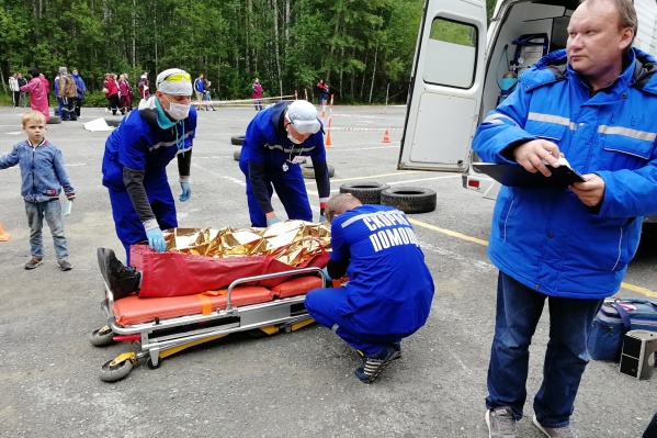 Врачи скорой оказывают экстренную помощь Врачи скорой оказывают экстренную помощь