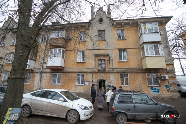 Из-за того, что в квартирах не было газа, люди остались без горячей воды — в доме стоят газовые водонагреватели Из-за того, что в квартирах не было газа, люди остались без горячей воды — в доме стоят газовые водонагреватели