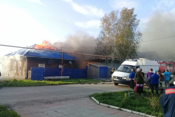 Один из домов горел открытым огнём Один из домов горел открытым огнём