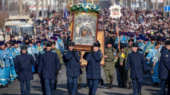 «Чтобы мы из злых становились добрыми»: по Челябинску в День единства пронесли чудотворную икону