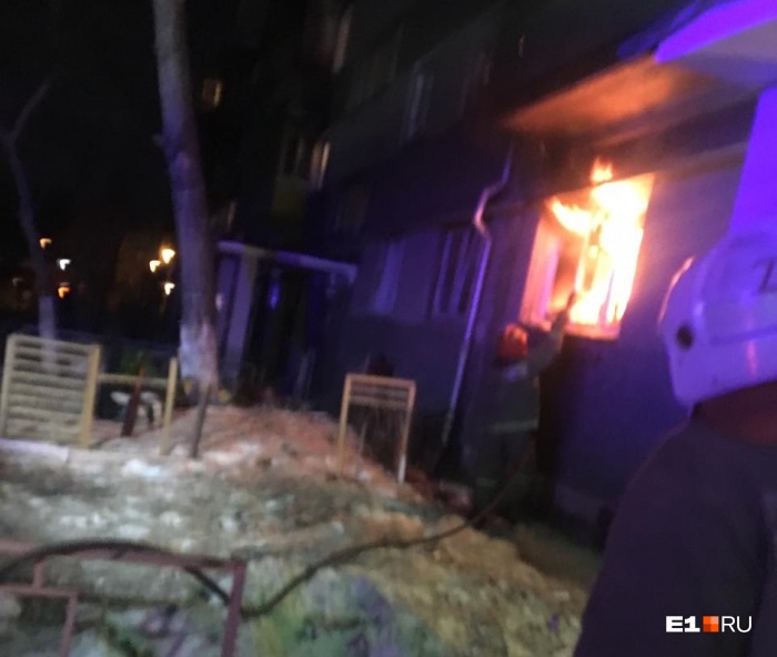 Первыми вспыхнули занавески Первыми вспыхнули занавески