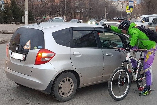 После приезда автокомиссара велосипедист уехал с места происшествия После приезда автокомиссара велосипедист уехал с места происшествия