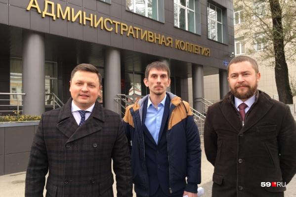 Владислав Аскариди (в центре) с адвокатами Владислав Аскариди (в центре) с адвокатами