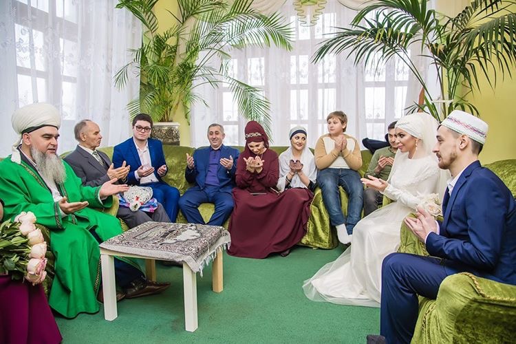 Юлия и Искандер пригласили в мечеть самых близких