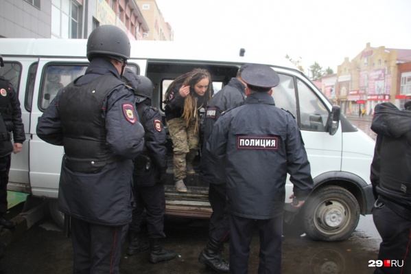 Девушек <a href="https://29.ru/text/politics/66243610/" target="_blank" class="_">задержали на митинге</a> 22 сентября Девушек <a href="https://29.ru/text/politics/66243610/" target="_blank" class="_">задержали на митинге</a> 22 сентября 