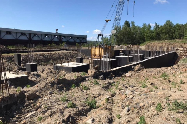 В прошлом году на месте строительства заложили первый камень, после чего вся работа замерла В прошлом году на месте строительства заложили первый камень, после чего вся работа замерла