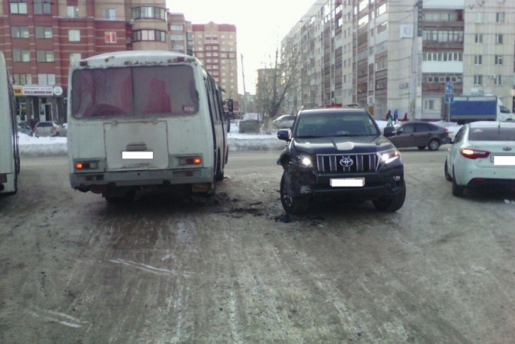 Внедорожник врезался в автобус Внедорожник врезался в автобус