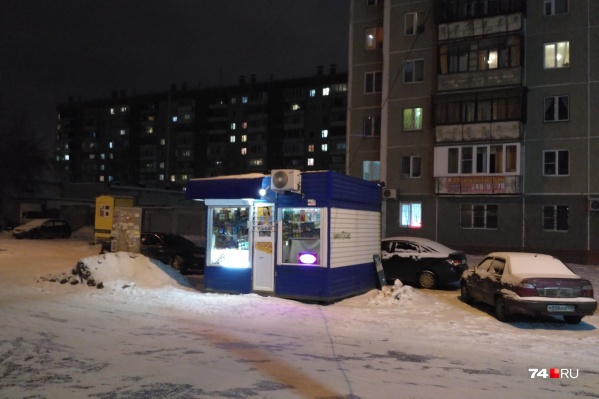 Этот киоск появился около трёх недель назад на Захаренко,9а. Причём привезли его из соседнего двора. Жители дома недовольны таким соседством Этот киоск появился около трёх недель назад на Захаренко,9а. Причём привезли его из соседнего двора. Жители дома недовольны таким соседством
