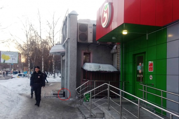 Магазин «Пятёрочка» на улице Блюхера, 71 эвакуировали из-за подозрительного дипломата на входе (на фото обведён красным) Магазин «Пятёрочка» на улице Блюхера, 71 эвакуировали из-за подозрительного дипломата на входе (на фото обведён красным)