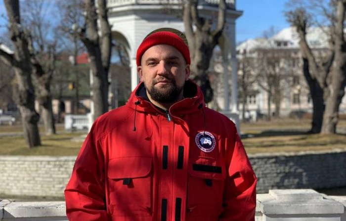 Исполнитель приедет с концертом в мае и для передвижения по городу и между городами ему нужен специальный автомобиль Исполнитель приедет с концертом в мае и для передвижения по городу и между городами ему нужен специальный автомобиль