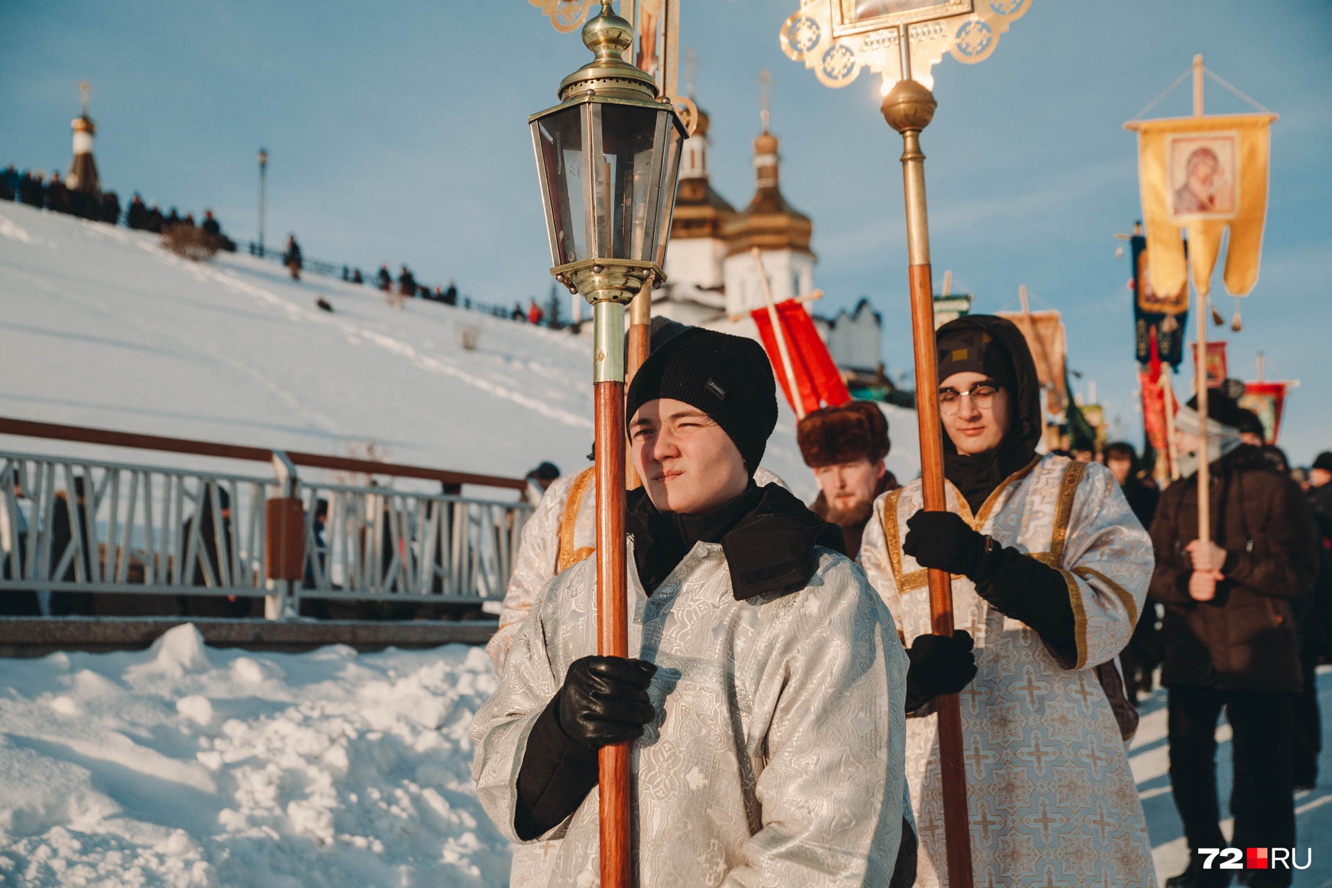 В руках с изображением святых шли представители духовенства, прихожане храма, студенты духовного училища и православной гимназии В руках с изображением святых шли представители духовенства, прихожане храма, студенты духовного училища и православной гимназии 