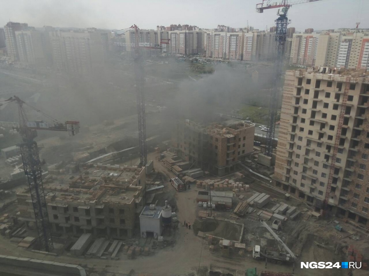 Густой дым поднимается над городом от пожара в «Покровке» | 30.08.2017 |  Красноярск - БезФормата