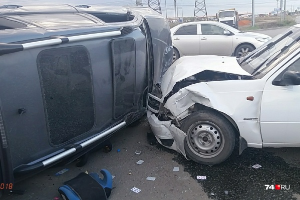 От удара Mitsubishi перевернулась набок От удара Mitsubishi перевернулась набок