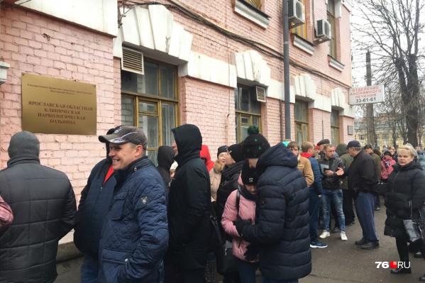 Среднее время в очереди — 3 часа Среднее время в очереди — 3 часа