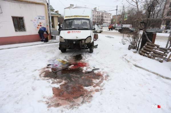 Вылетевшая на остановку маршрутка протащила мужчину несколько метров Вылетевшая на остановку маршрутка протащила мужчину несколько метров