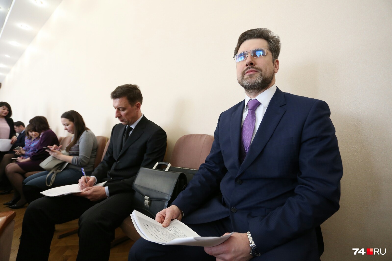 Кандидат Никита Мирный ожидал своего выхода на боковом месте Кандидат Никита Мирный ожидал своего выхода на боковом месте