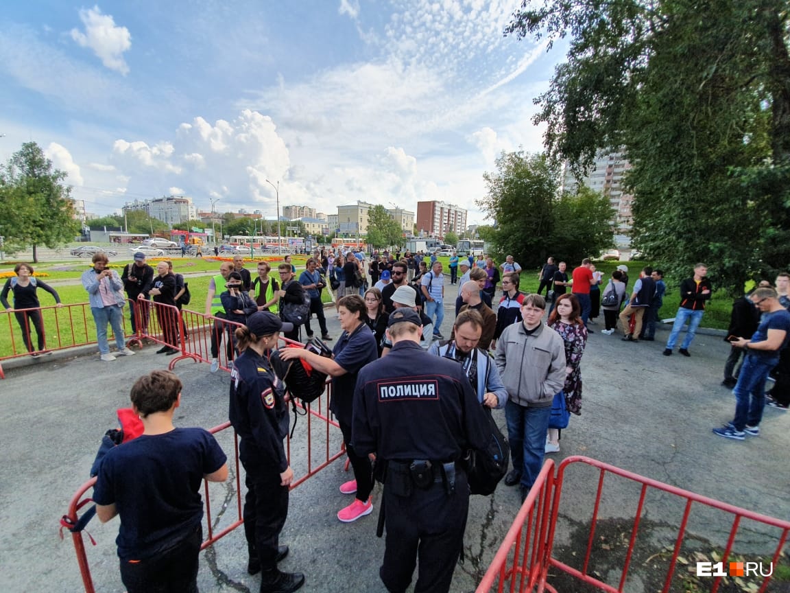 Территорию огородили красным забором. Людей на входе досматривали Территорию огородили красным забором. Людей на входе досматривали