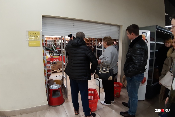 Покупателей пускают в винный по одному, чтобы они не разгромили полки, которые за два дня почти опустели Покупателей пускают в винный по одному, чтобы они не разгромили полки, которые за два дня почти опустели