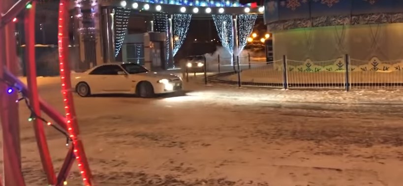 ГИБДД нашла тюменцев, дрифтовавших на Цветном бульваре. Для одного из них это 4-е нарушение за год
