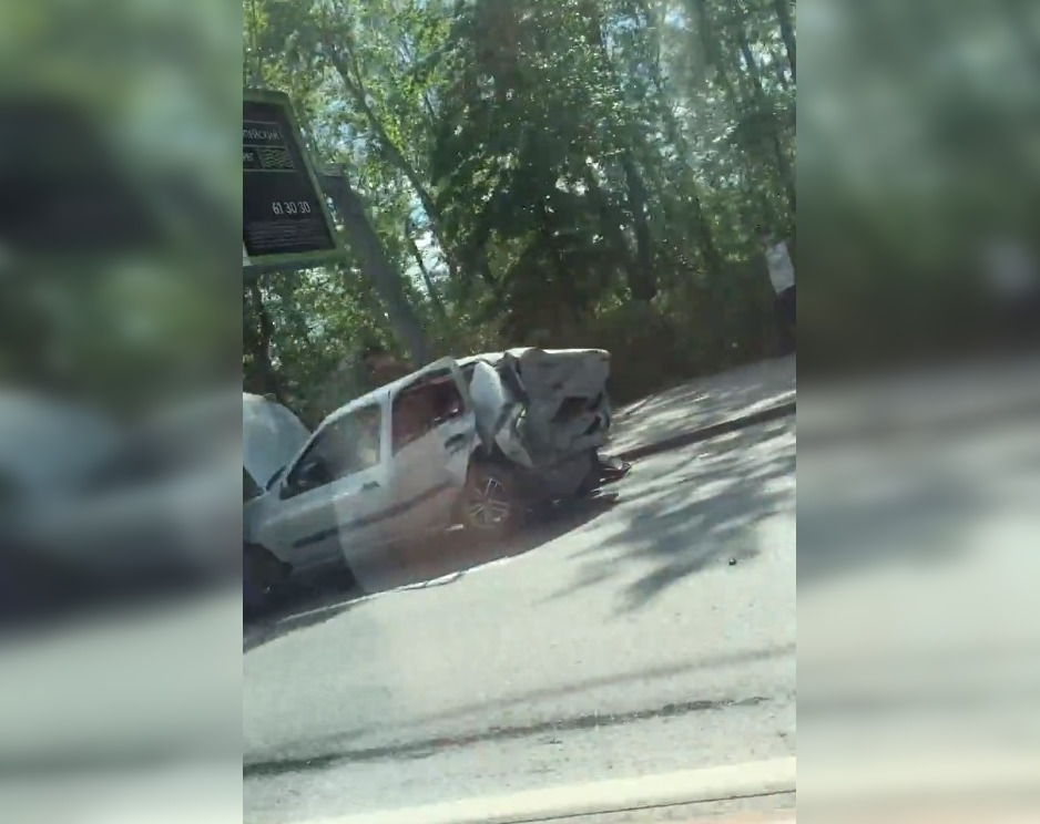 Авария с участием двух легковушек произошла во втором часу в минувшее воскресенье Авария с участием двух легковушек произошла во втором часу в минувшее воскресенье