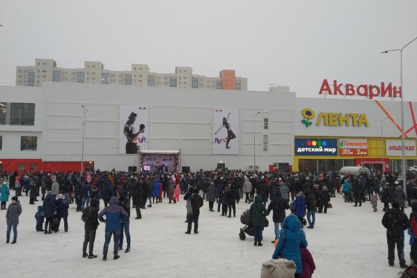 В новом ТЦ пока большая часть площадей пустует. В полную силу заработали всего пару магазинов, в том числе продуктовый гипермаркет В новом ТЦ пока большая часть площадей пустует. В полную силу заработали всего пару магазинов, в том числе продуктовый гипермаркет