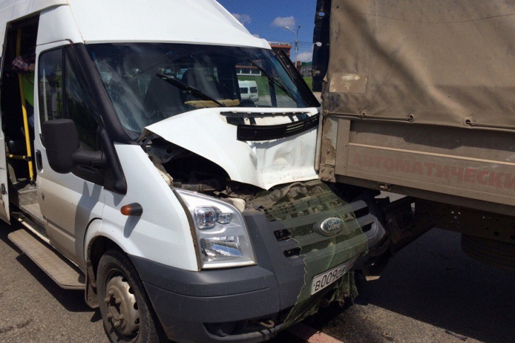 В салоне автобуса находились тринадцать пассажиров В салоне автобуса находились тринадцать пассажиров
