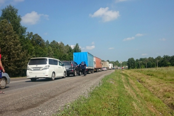 Водители вынуждены стоять часами, чтобы добраться до места назначения Водители вынуждены стоять часами, чтобы добраться до места назначения