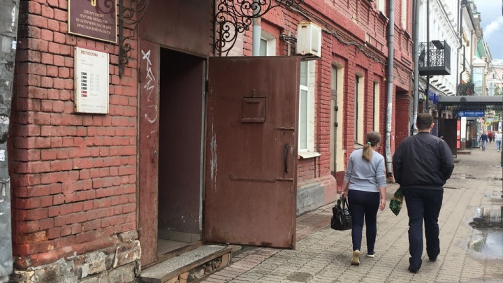 Напал сзади и заставил вырубить сигнализацию: подробности дерзкого ограбления банка в Ярославле