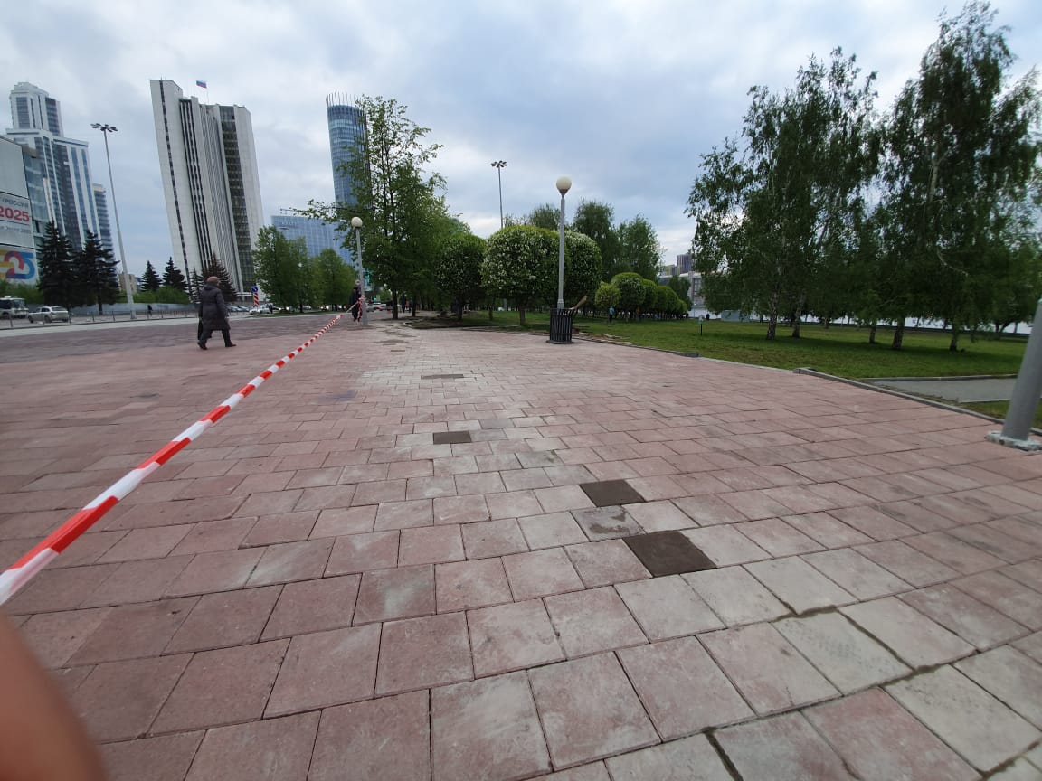 Пока сквер у Драмы приводят в порядок, там молятся священники: как это было