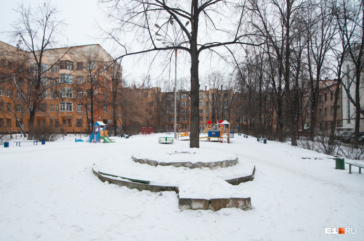 На площадке стоит клумба, раньше здесь был фонтан На площадке стоит клумба, раньше здесь был фонтан