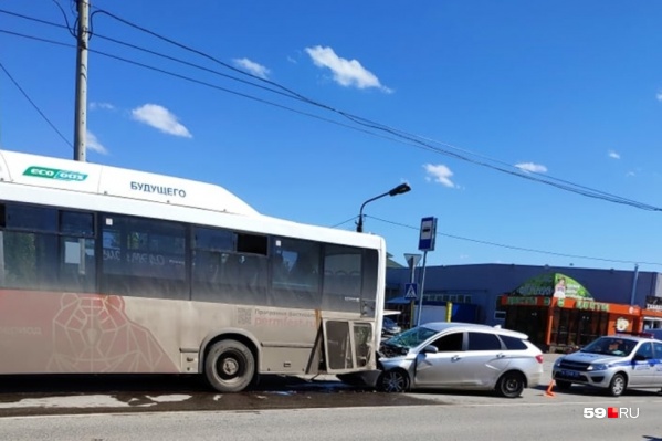 Автомобиль въехал в автобус сзади Автомобиль въехал в автобус сзади 