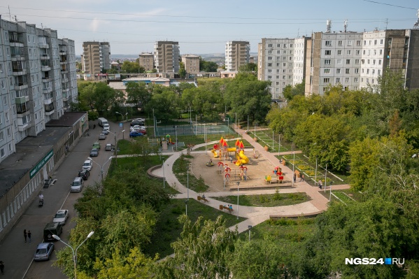 В «Солнечном» во дворах разбили сквер В «Солнечном» во дворах разбили сквер