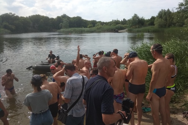 Старт пловцам-бегунам-велосипедистам дали на берегу Старт пловцам-бегунам-велосипедистам дали на берегу