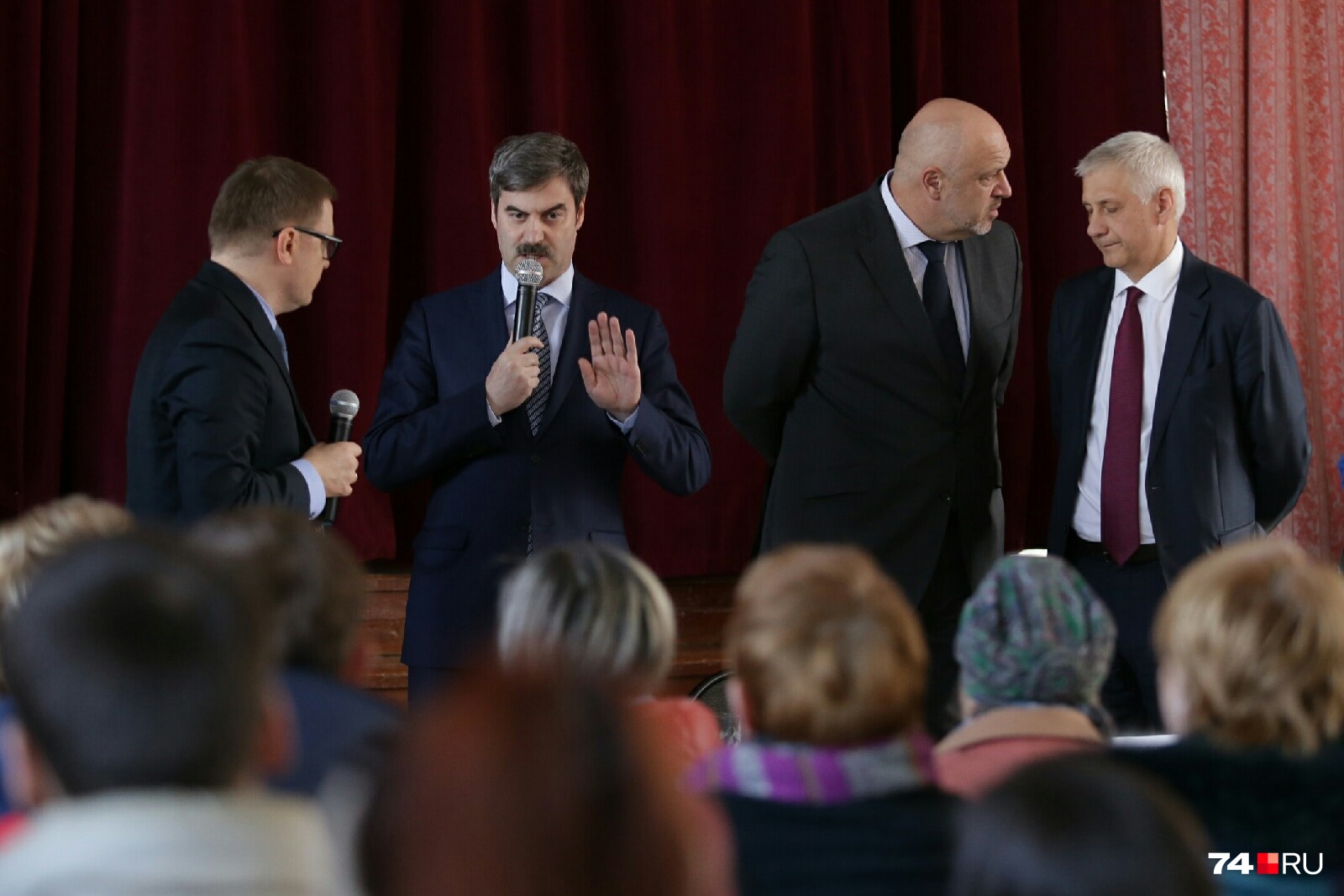 Вице-губернатор Евгений Редин (второй слева) и глава Магнитогорска Сергей Бердников (справа) сегодня примут жителей пострадавшего от взрыва дома