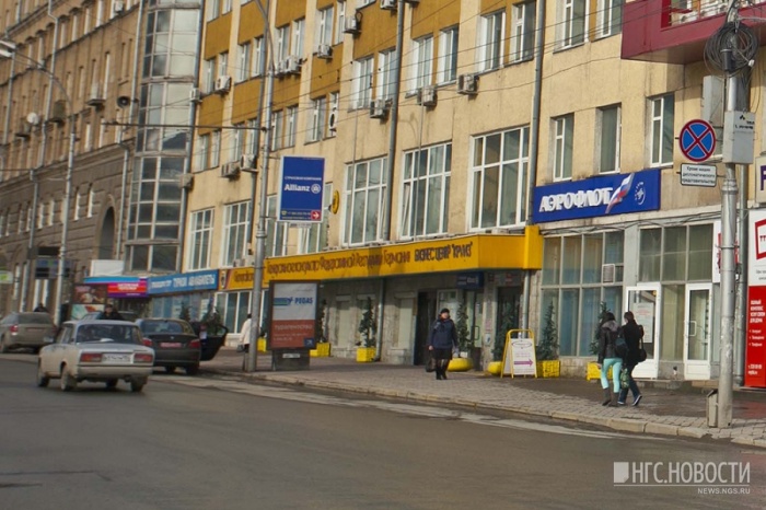 Машины с дипломатическими номерами парковались напротив консульства Германии на выделенной полосе для общественного транспорта под знаком «Остановка запрещена» Машины с дипломатическими номерами парковались напротив консульства Германии на выделенной полосе для общественного транспорта под знаком «Остановка запрещена»