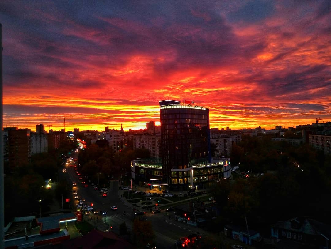 Гостиница закат нижний новгород. Нижний Новгород рассвет. Закат над городом. Нижний Новгород закат. Красивый закат в городе.