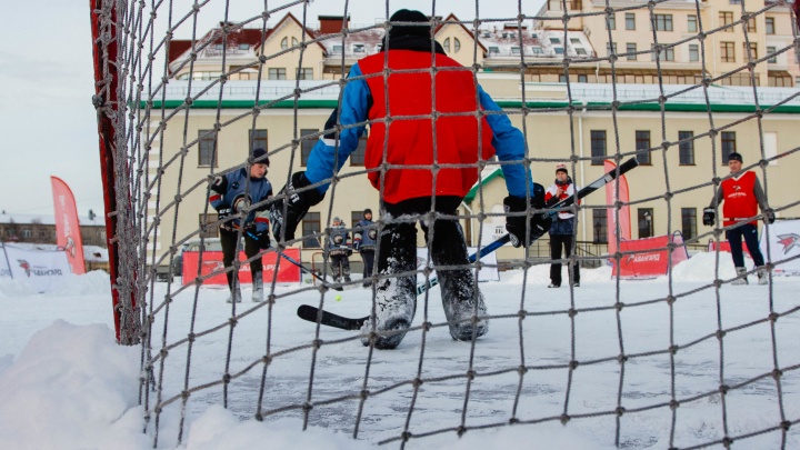Омские болельщики «Авангарда» поиграли в хоккей в валенках и завоевали поездку в Балашиху