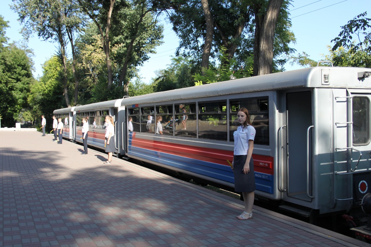 Детская железная дорога ростов. ДЖД Ростов на Дону. Детская железная дорога (ДЖД) В Ростове-на-Дону. Детская железная дорога в Ростове на Дону парк Островского. Парк Островского железная дорога.