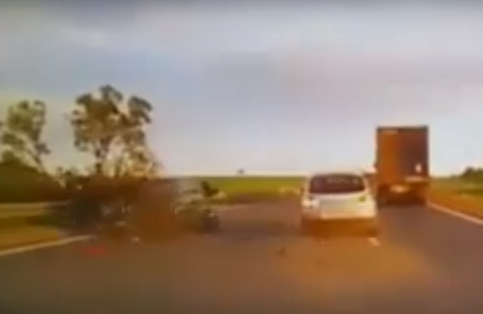 Страшная авария с мотоциклистом Страшная авария с мотоциклистом