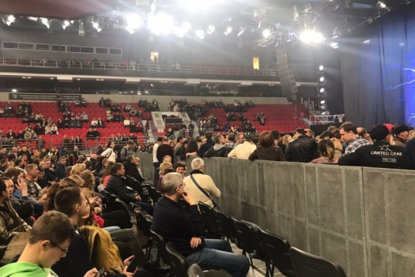 Зрители из VIP-партера смотрели на спины и другие части тела людей из фан-зоны, а не на концерт Зрители из VIP-партера смотрели на спины и другие части тела людей из фан-зоны, а не на концерт 