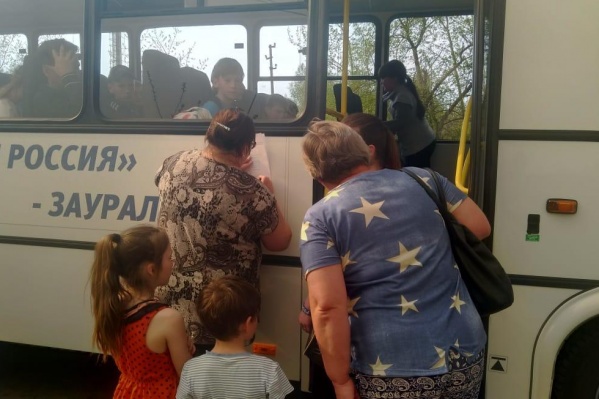 Первыми в автобусы садят женщин, детей и маломобильные группы населения Первыми в автобусы садят женщин, детей и маломобильные группы населения