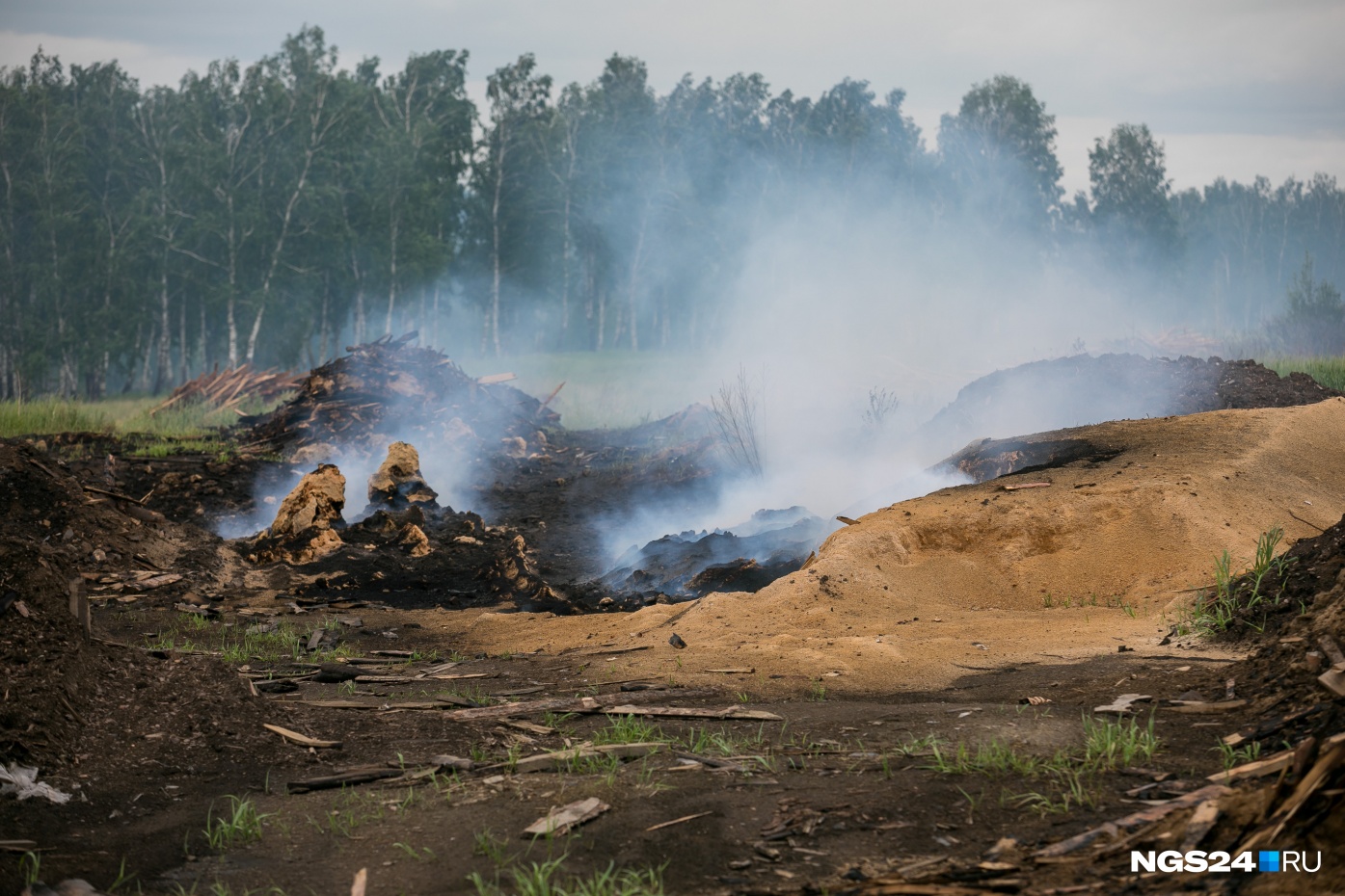 В Канске продолжают гореть отходы лесопилок: пожарные проливают опилки за городом