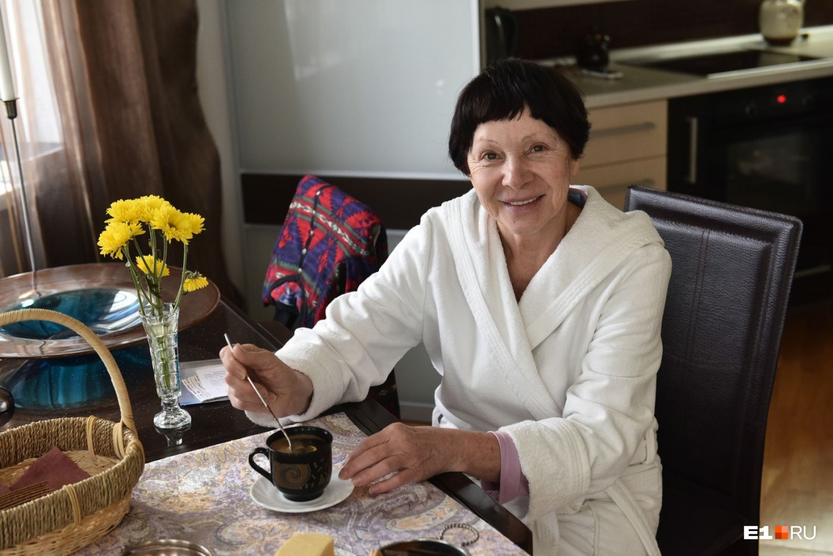 Тамара Васильевна варит очень вкусный кофе с мёдом и лимоном Тамара Васильевна варит очень вкусный кофе с мёдом и лимоном